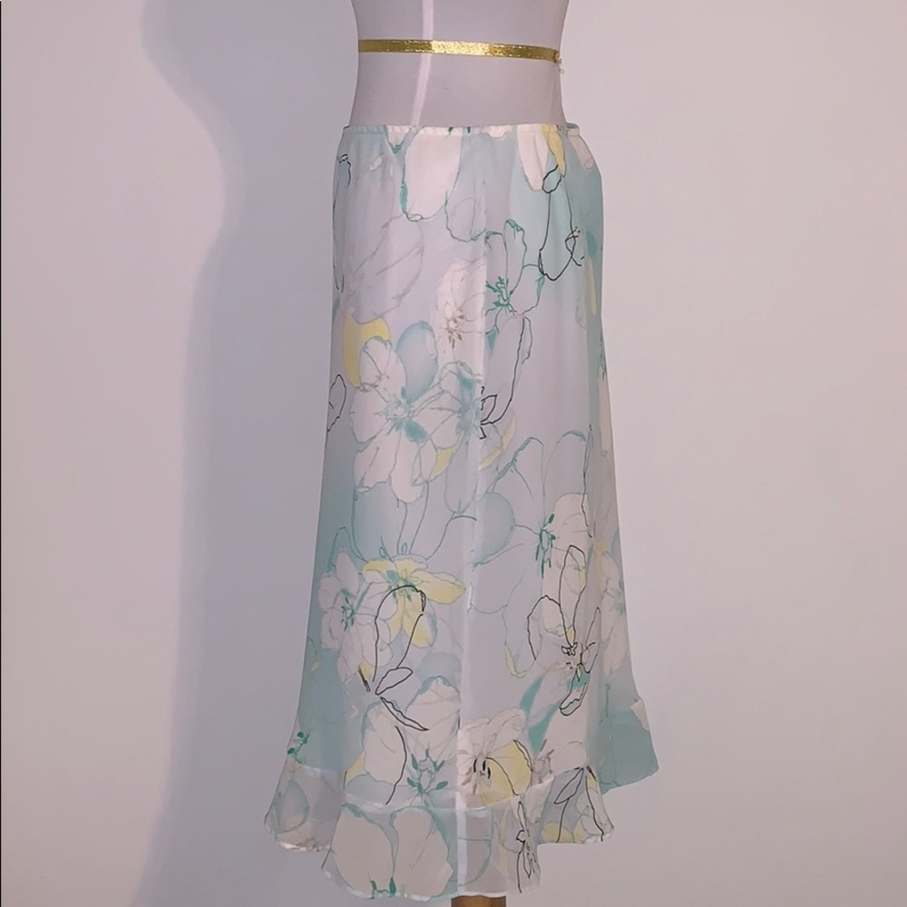 💝SOLD💝 Floral Skirt size Medium - Picture 2 of 3